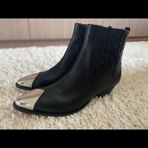 Brand new Schutz ankle boots